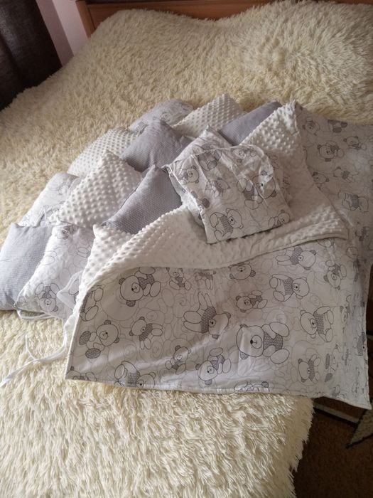 Продам постельный набор в кроватку малыша