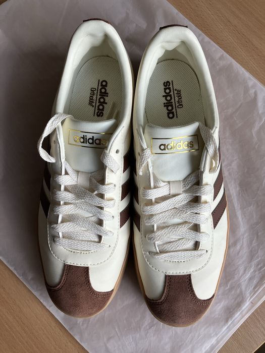 Продавам дамски обувки Adidas VL Court 2.0 беж