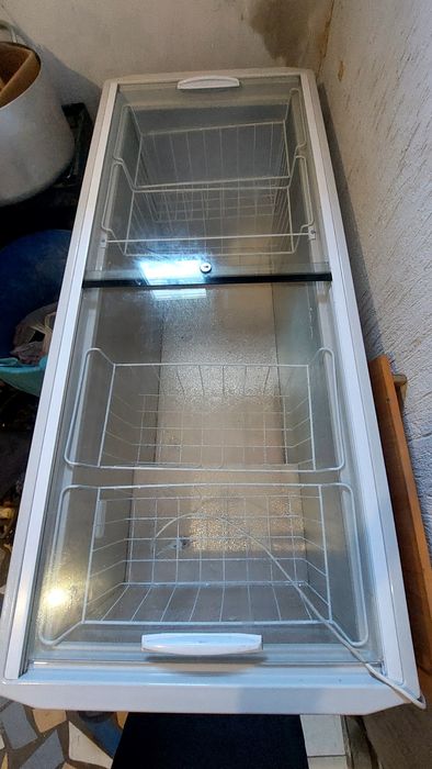 Морозильник беті стекло.