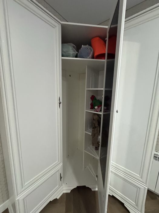 Шкаф угловой с зеркалом