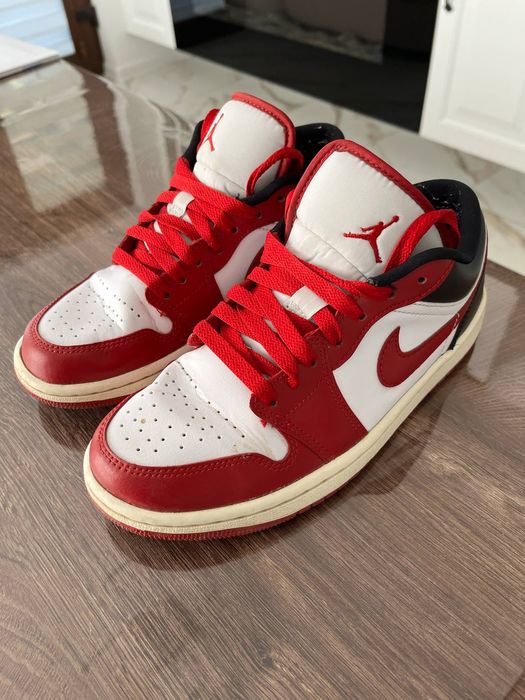 Червени обувки Nike Jordan