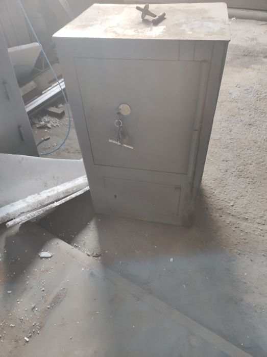 сейф сотилади калин лисдан