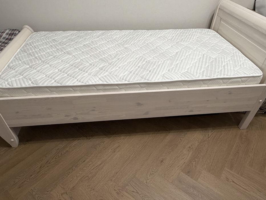 Продам кровать с матрасом