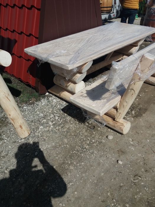 Butoaie din lemn și leagane din bile