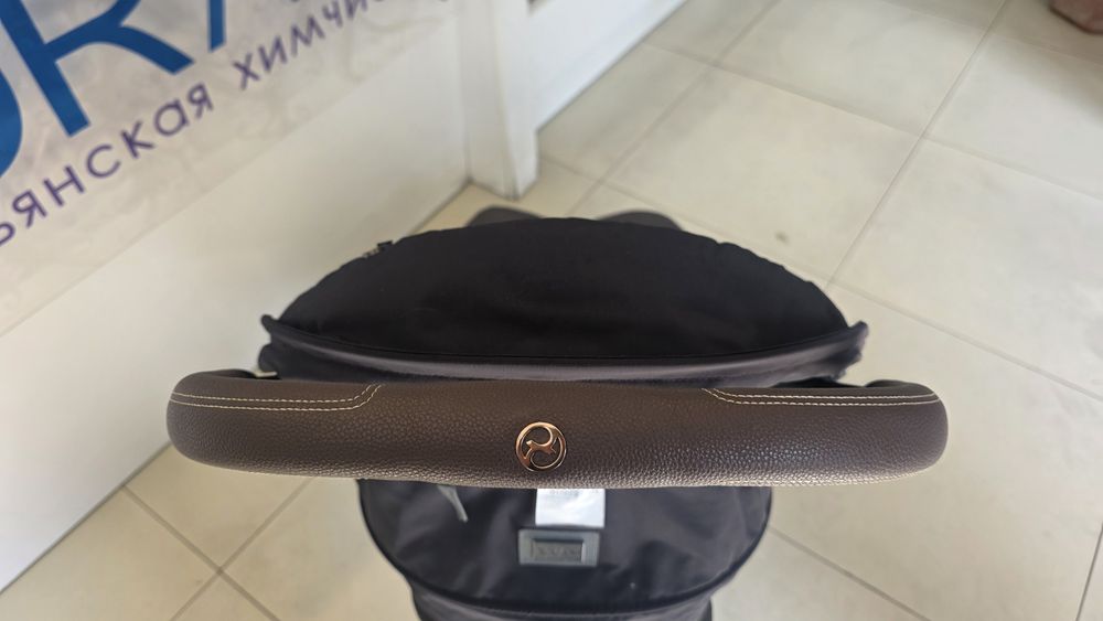 Cybex Coya Platinum с коричневой кожей , чёрный с золотом цвет б.у.