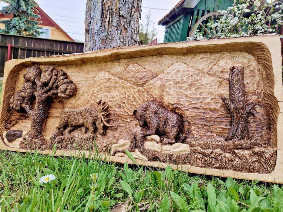 Sculptură manuală in lemn.
