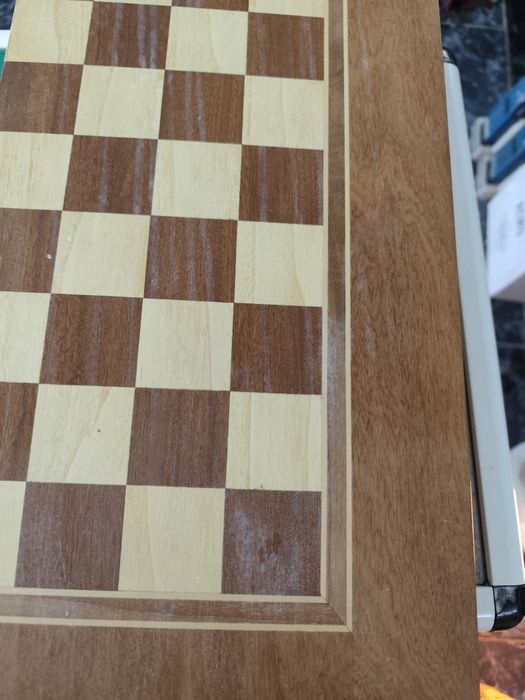 Дървена табла и шах