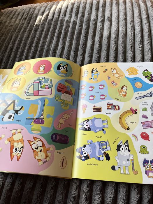 Чисто нова книжка с 50 стикера Bluey, Блуи, на английски език