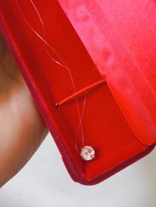 Золотая подвеска на леске