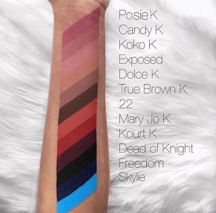 Комплект червило + молив на KYLIE  Налични 12 цвята с матиращ ефект