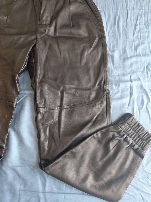 Pantaloni piele Bershka