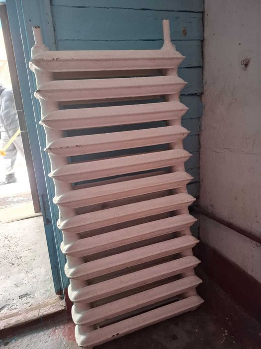 Продам надежную чугунную батарею/радиатор на 12 секций б/у