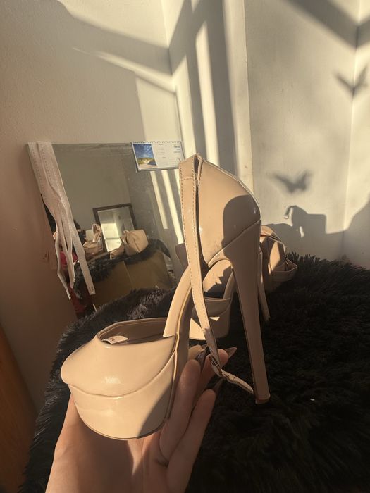 Лачени токчета с платформи