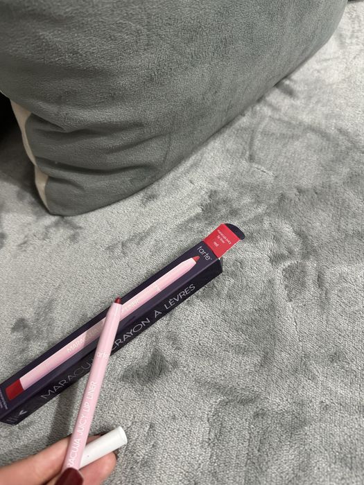 Contur buze rosu Tarte