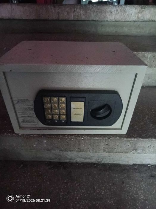 Продавам сейф за стена