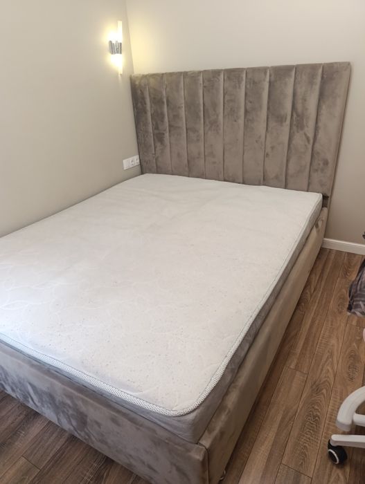 Кровать двуспальная с матрасом