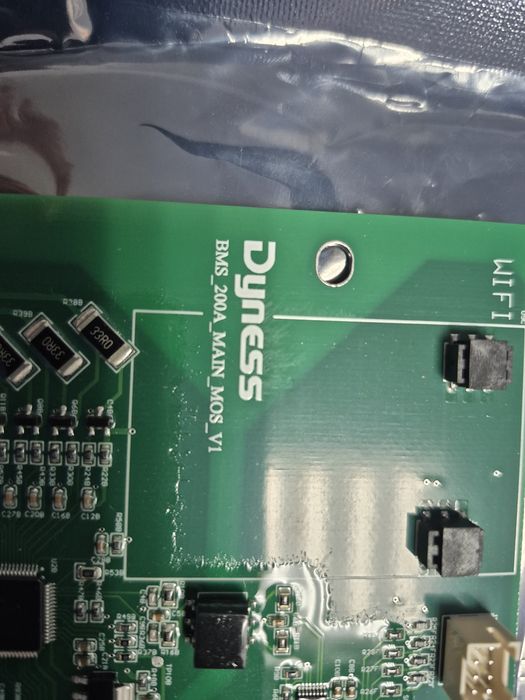 Vând placă BMS originală pentru baterii Dyness. Este versiunea hardware noua compatibila cu VICTRON