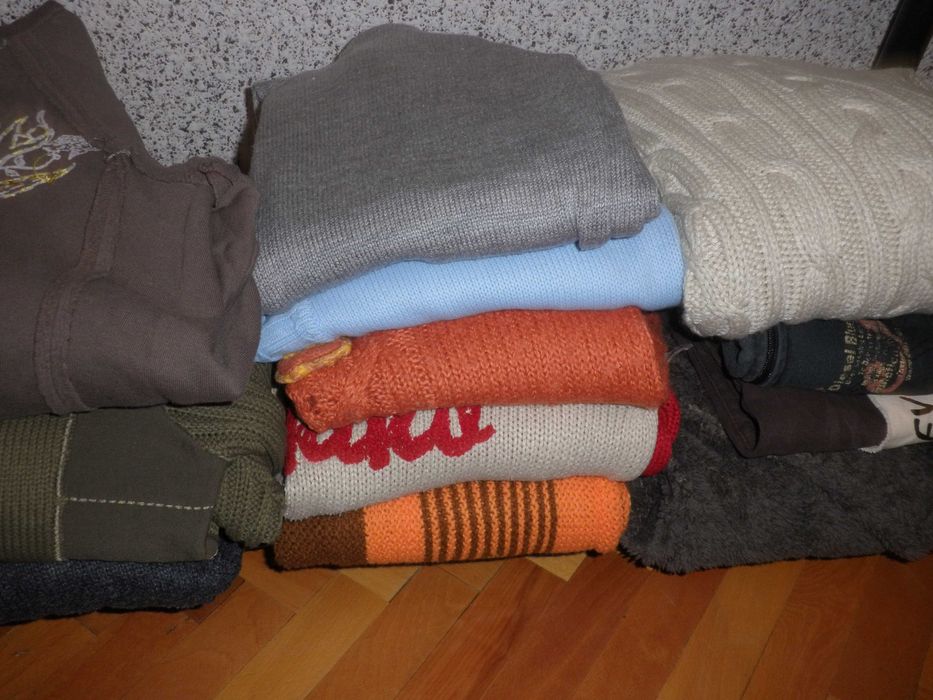 Вълнена жилетка с цип и качулка