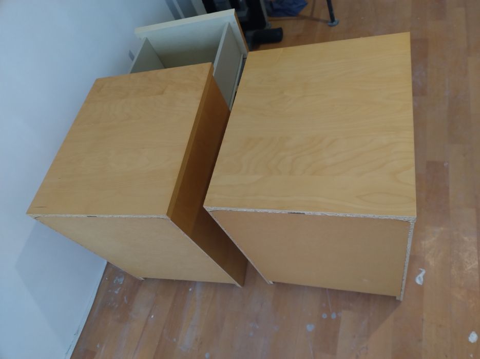 Две нощни шкафчета