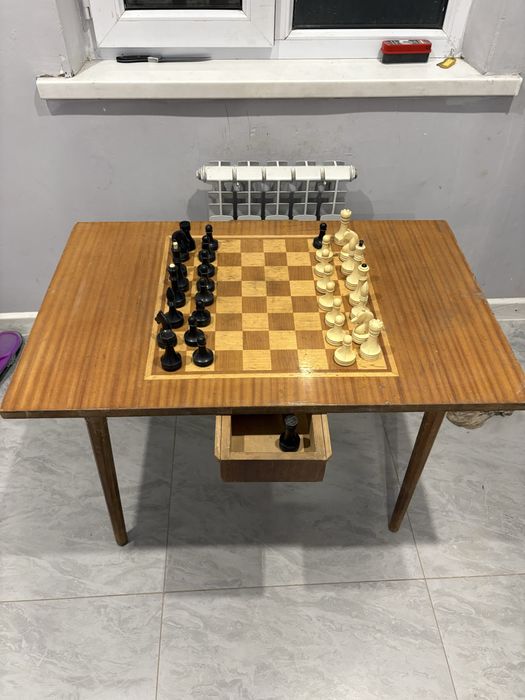 Деревянный шахматный стол