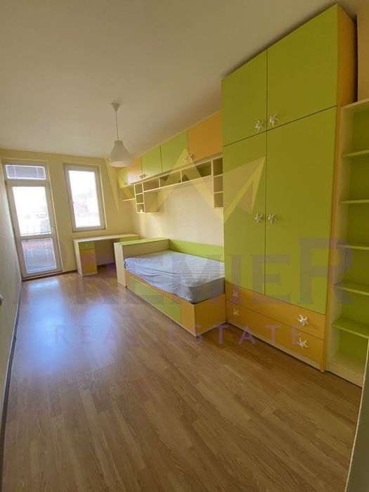 Тристаен апартамент,  Колхозен пазар