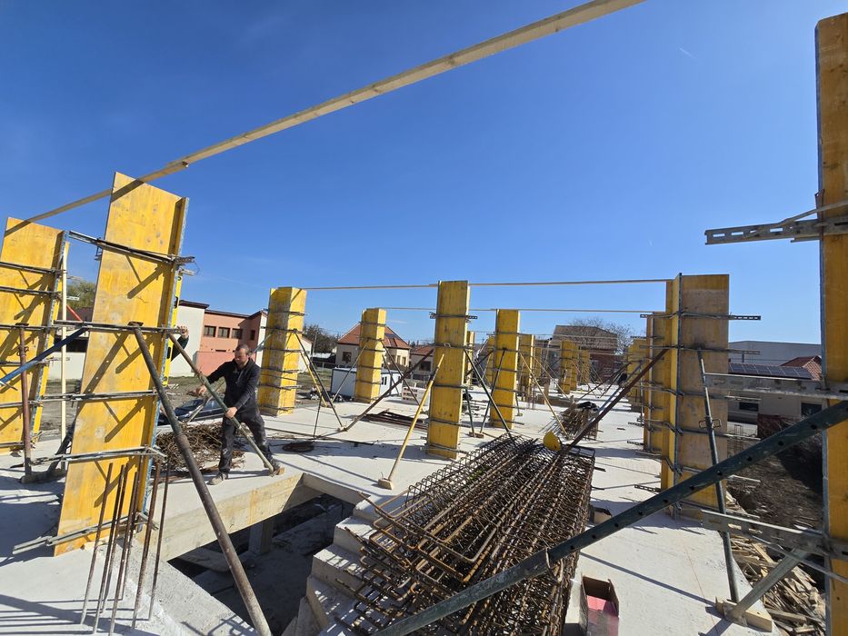 Construcții case la rosu și finisaje