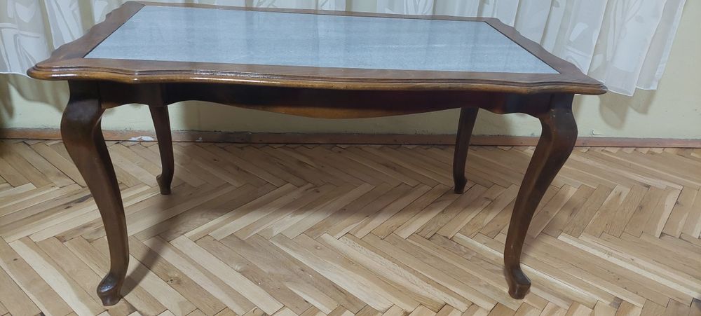 Холна маса от масивно дърво с мраморен плот