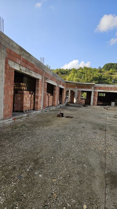 Vănd teren în suprafață de 2400 metri pătrați