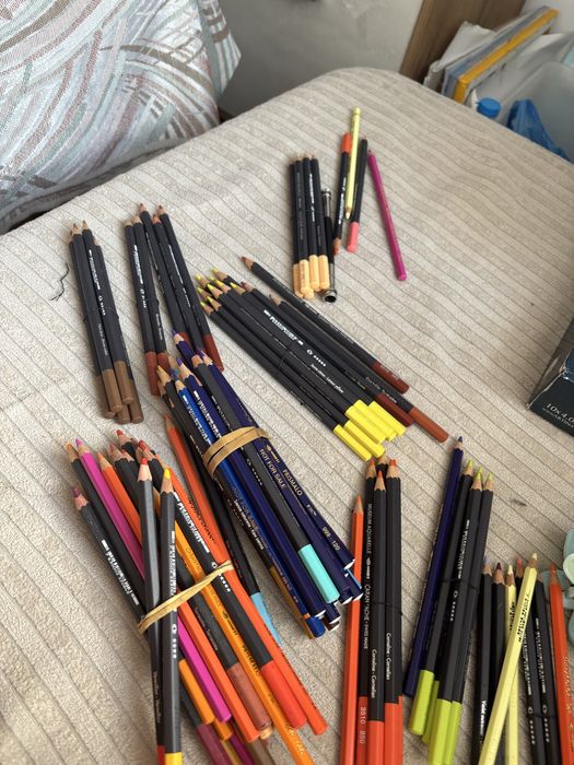 Различни цветни моливи