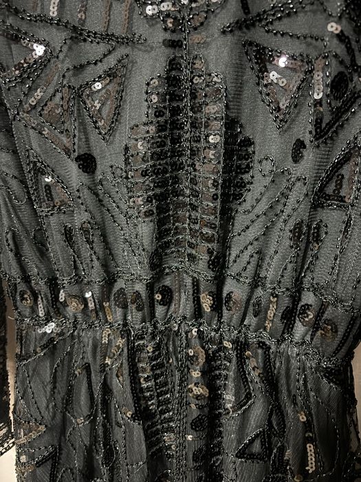 Изискана Черна Рокля с Бляскави Декорации