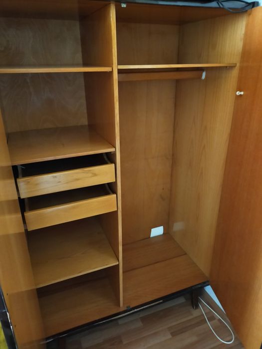 Dulap mare cu rafturi