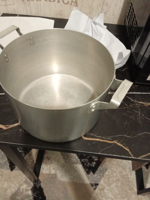 Продам кастрюлю алюминиевый.