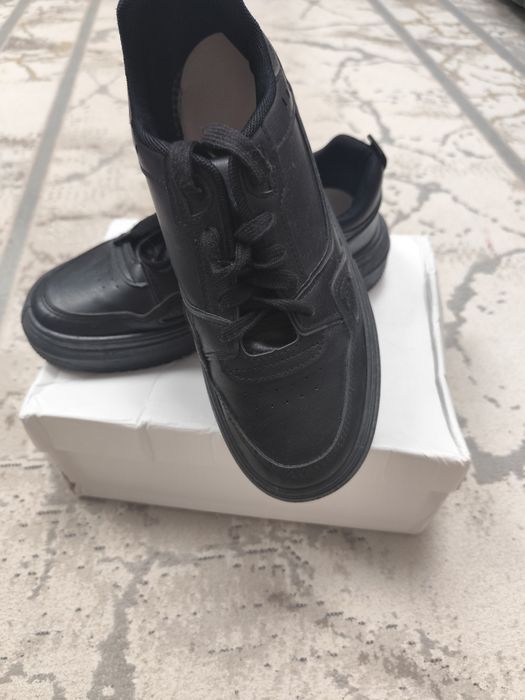 Черные кроссовки в хорошем состоянии.