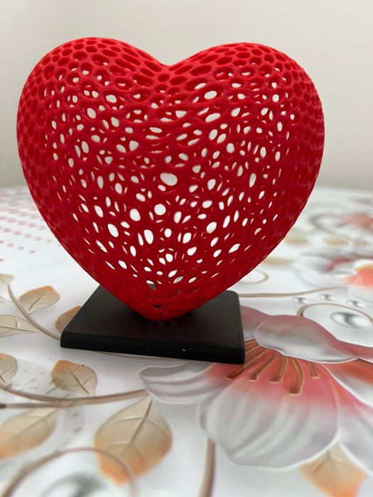 Красное сердце из пластика