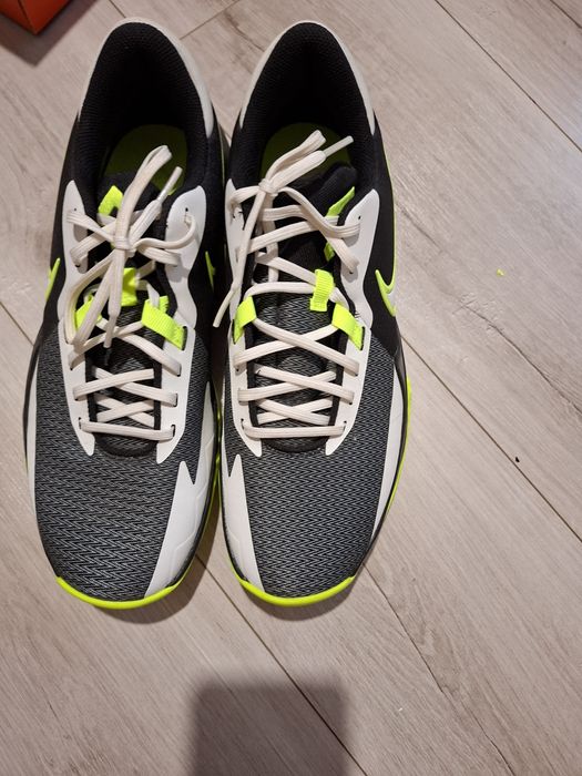 Продовам маратонки Nike precision vi