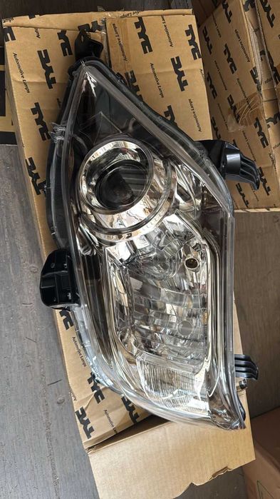 Фара передний на Тойота Фортунер/Toyota Fortuner 2012