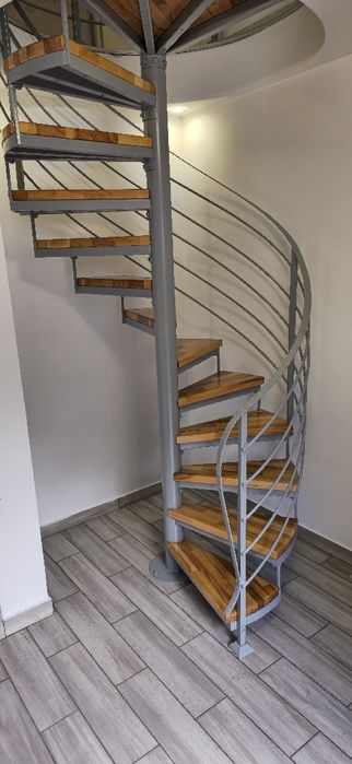 Scara metalica de interior, modulara.