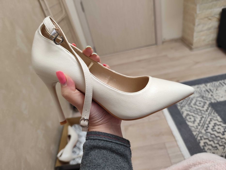 Дамски обувки с висок ток