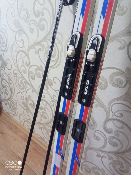 Лыжи беговые новые комплект