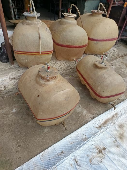 De vânzare butoaie de la 300 l la 150 și patru coveți de diferite dimensiuni