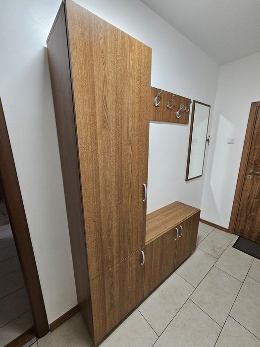 Портманто с шкаф за обувки, закачалки за палта и якета и огледало.