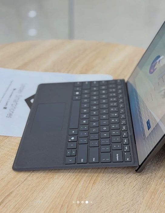 Tableta Microsoft Surface PRO X , ca NOUA cu Tastatura inclusa