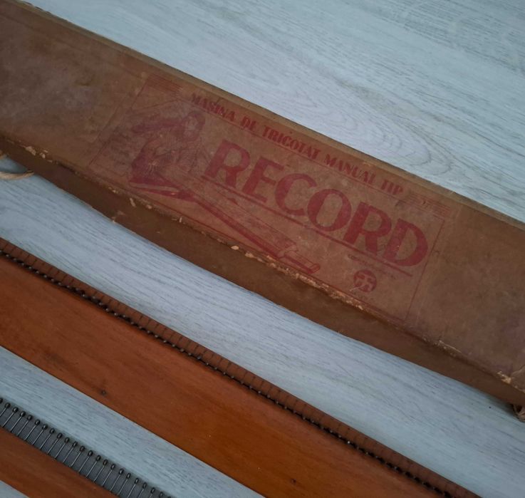 Masina veche de tricotat manual marca RECORD - romaneasca - comunism