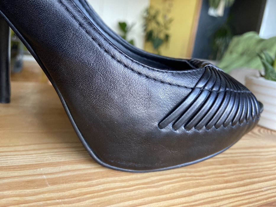 Дамски боти и летни, отворени обувки на ток.