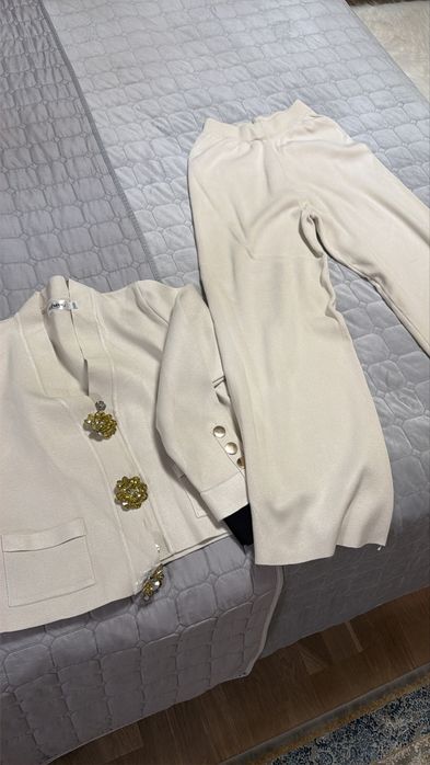 Compleu din tricot cu sacou accesorizat si pantaloni drepti