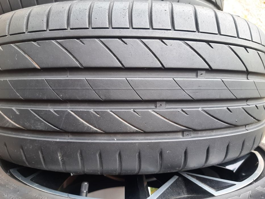 Продам шины 225/40/18 максис спорт.