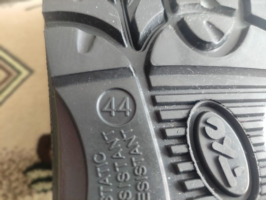 Продаю ботинки новые