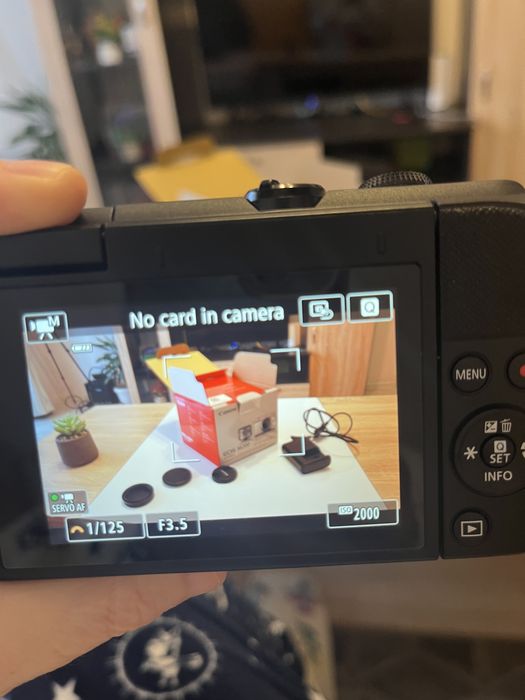Canon EOS M200 с обектив