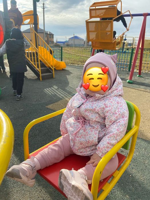 Продам куртку весна для девочки