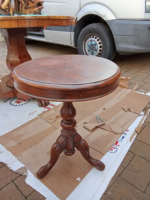 Măsuță și lampă cu aplicații din cristal